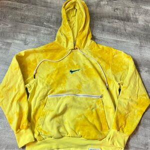 Men’s Nike “Peace, Love, Basketball” yellow tie die pullover hoodie